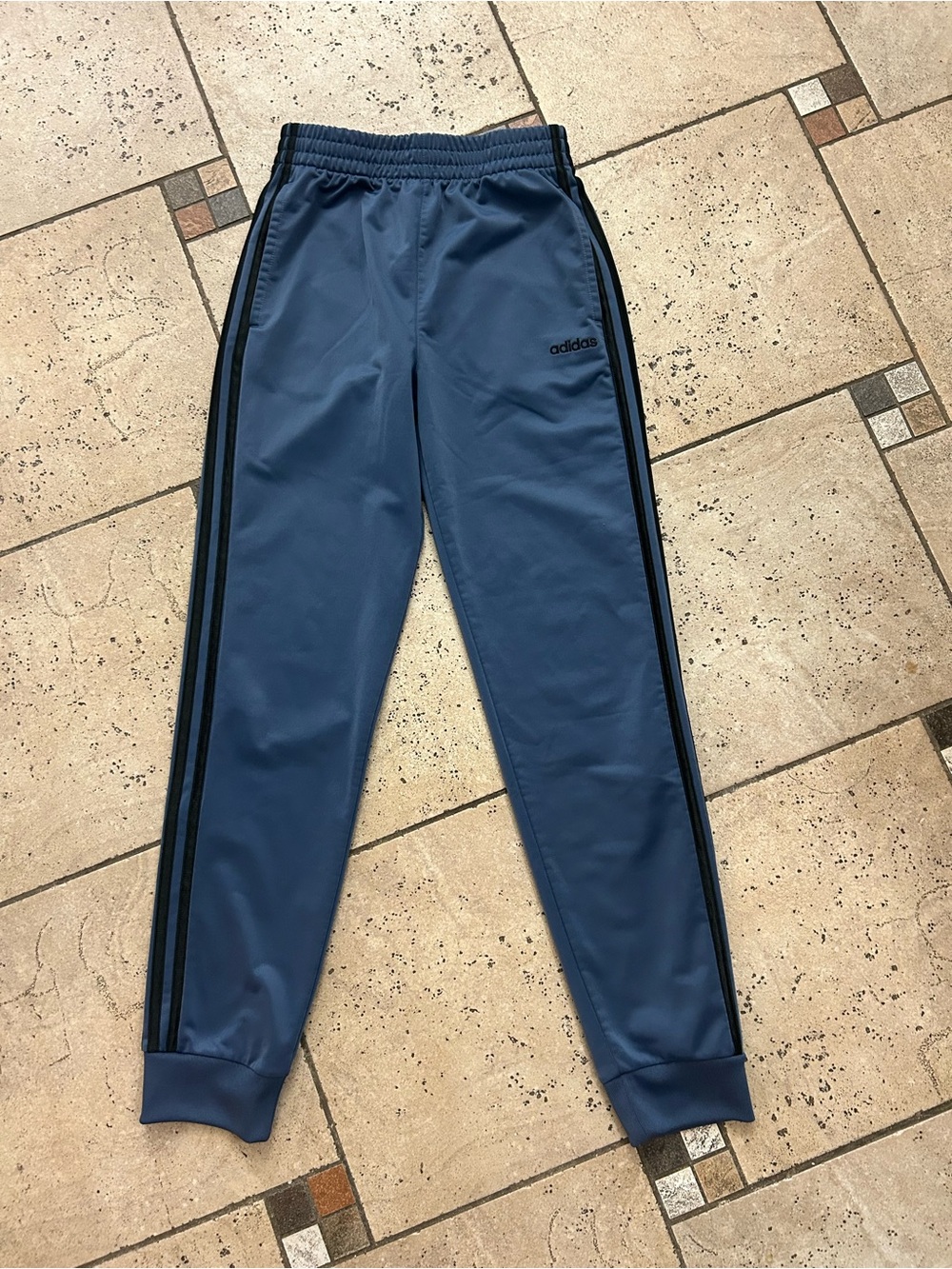 Like new Adidas boys jogger size L 14/16